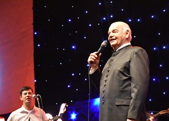 FOTOGALERIJA Zvonko Bogdan raspjevao Gradsku dvoranu, publika pristigla čak i iz Srijema