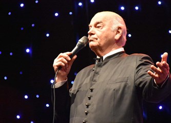 FOTOGALERIJA Zvonko Bogdan raspjevao Gradsku dvoranu, publika pristigla čak i iz Srijema