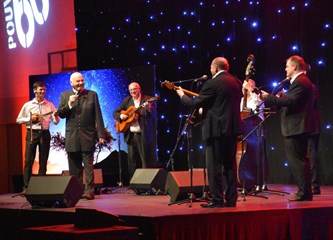 FOTOGALERIJA Zvonko Bogdan raspjevao Gradsku dvoranu, publika pristigla čak i iz Srijema