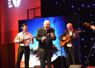 FOTOGALERIJA Zvonko Bogdan raspjevao Gradsku dvoranu, publika pristigla čak i iz Srijema