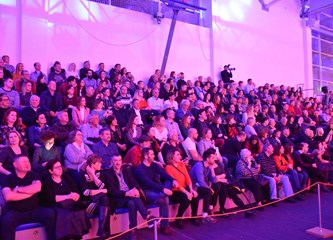FOTOGALERIJA Zvonko Bogdan raspjevao Gradsku dvoranu, publika pristigla čak i iz Srijema