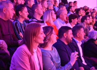 FOTOGALERIJA Zvonko Bogdan raspjevao Gradsku dvoranu, publika pristigla čak i iz Srijema