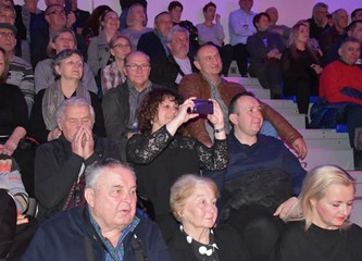 FOTOGALERIJA Zvonko Bogdan raspjevao Gradsku dvoranu, publika pristigla čak i iz Srijema