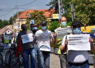 Održan mirni prosvjed ispred Centra za socijalnu skrb