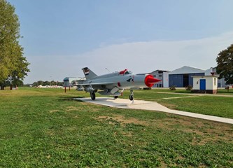 FOTO Legendarni 'Osvetnik Dubrovnika' krasi dvorište ZTC-a, treći je to MiG-21 koji je dom pronašao u Gorici