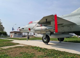 FOTO Legendarni 'Osvetnik Dubrovnika' krasi dvorište ZTC-a, treći je to MiG-21 koji je dom pronašao u Gorici