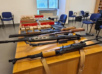 FOTO Goričani dragovoljno predali automatske i poluautomatske puške, pištolj i više od 1300 komada streljiva