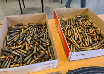 FOTO Goričani dragovoljno predali automatske i poluautomatske puške, pištolj i više od 1300 komada streljiva