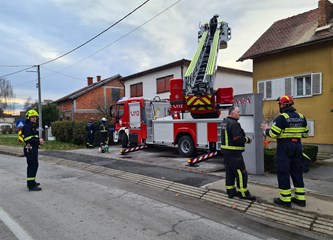 FOTO Slovenski vatrogasci s autoljestvama na Novu godinu stigli u pomoć Velikoj Gorici