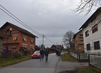 Cerovski vrh: Mještani i dalje okljevaju u napuštanju oštećenih kuća, na raspolaganju im hoteli u gradu