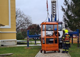Novi potres povećao pukotine, osigurava se zvonik NBDM: Skidat će zvona, sat i kapu crkve
