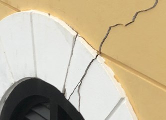 Novi potres povećao pukotine, osigurava se zvonik NBDM: Skidat će zvona, sat i kapu crkve
