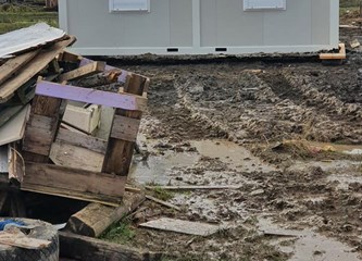 FOTO: Obitelj iz Petrovine kojoj je izgorjela kuća dobila kontejner