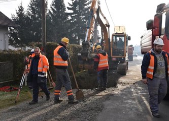 FOTO: Nastavak radova u Teslinoj, od Kolareve do Kurilovečke zatvoren promet