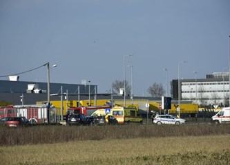 Teška prometna kod Pošte: Hitna pomoć i vatrogasci na mjestu nesreće