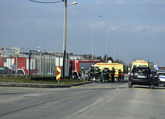 Teška prometna kod Pošte: Hitna pomoć i vatrogasci na mjestu nesreće