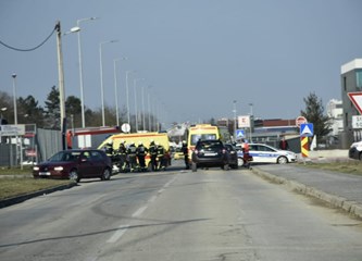 Teška prometna kod Pošte: Hitna pomoć i vatrogasci na mjestu nesreće