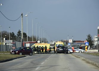 Teška prometna kod Pošte: Hitna pomoć i vatrogasci na mjestu nesreće
