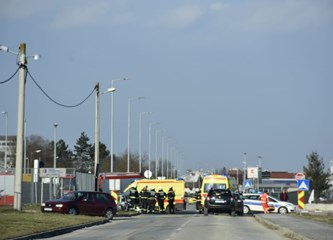 Teška prometna kod Pošte: Hitna pomoć i vatrogasci na mjestu nesreće