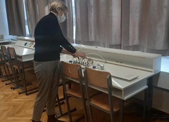 Nastavnici Srednje strukovne škole u slobodno vrijeme osmislili i montirali ispitne stolove