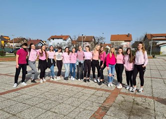 FOTO Gimnazijalci u ružičastim majicama poručili: 'U našoj školi nema mjesta nasilju!'