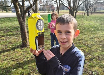 FOTO Voćnjak OŠ Velika Mlaka djeca ukrasila šarenim kućicama za ptice: Sretni smo što im pomažemo pronaći hranu