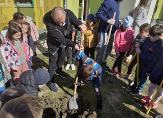 FOTO: Djeca i djelatnici "Lojtrice" zajedno u sadnji stabala
