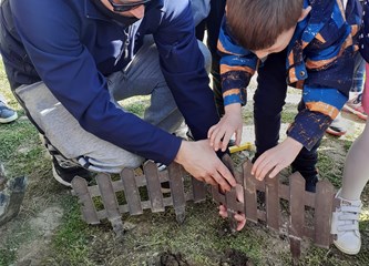 FOTO: Djeca i djelatnici "Lojtrice" zajedno u sadnji stabala