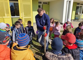 FOTO: Djeca i djelatnici "Lojtrice" zajedno u sadnji stabala