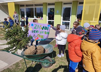 FOTO: Djeca i djelatnici "Lojtrice" zajedno u sadnji stabala