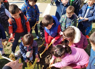 FOTO: Djeca i djelatnici "Lojtrice" zajedno u sadnji stabala