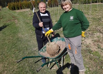 FOTO: Djeca i djelatnici "Lojtrice" zajedno u sadnji stabala