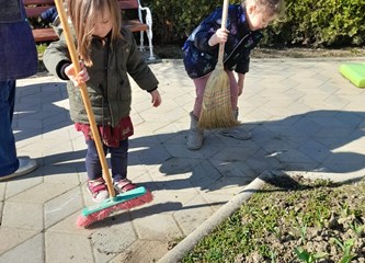 FOTO: Djeca i djelatnici "Lojtrice" zajedno u sadnji stabala