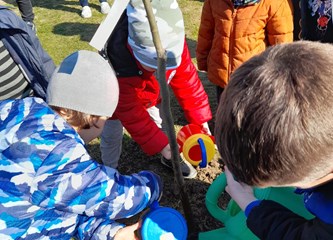 FOTO: Djeca i djelatnici "Lojtrice" zajedno u sadnji stabala