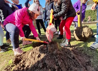 FOTO: Djeca i djelatnici "Lojtrice" zajedno u sadnji stabala