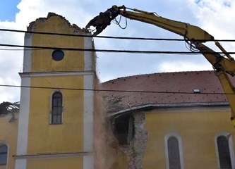 [FOTO] Počelo rušenje crkve u Kravarskom: "Živa crkva izgradit će nove zidove"