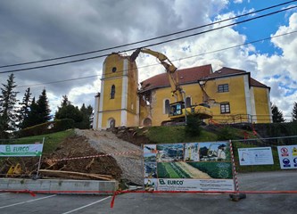 [FOTO] Počelo rušenje crkve u Kravarskom: "Živa crkva izgradit će nove zidove"