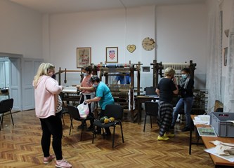 Radionice tkanja u Novom Čiču oduševljavaju polaznice: „Super je osjećaj kad nešto napraviš svojim rukama“