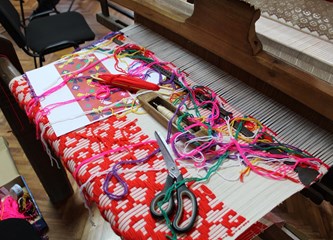 Radionice tkanja u Novom Čiču oduševljavaju polaznice: „Super je osjećaj kad nešto napraviš svojim rukama“