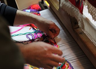 Radionice tkanja u Novom Čiču oduševljavaju polaznice: „Super je osjećaj kad nešto napraviš svojim rukama“