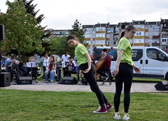 Učenici Umjetničke škole filmskom glazbom i plesom razgalili prolaznike: 'Predivno je opet nastupati pred publikom'