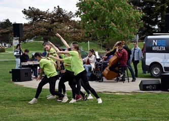 Učenici Umjetničke škole filmskom glazbom i plesom razgalili prolaznike: 'Predivno je opet nastupati pred publikom'