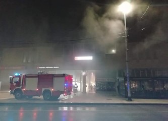 Izbio požar u mesnici Tržnog centra, hitrom reakcijom građana i vatrogasaca spriječena veća šteta
