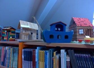 [FOTO] 'I kad je siv vidim svoj grad u bojama': Šarenim kućicama uljepšali Dječji odjel knjižnice