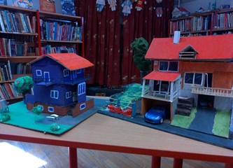 [FOTO] 'I kad je siv vidim svoj grad u bojama': Šarenim kućicama uljepšali Dječji odjel knjižnice