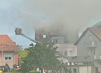 FOTO Gori kuća u Rakarskoj, 9 vatrogasaca JVP-a obuzdava vatru