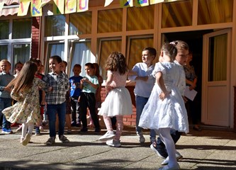 Nekad su zajedno puzali, a sada su spremni za školu: Pjesmom i plesom mališani se oprostili od vrtića u kojem su proveli prvih šest godina života!