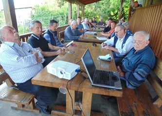 FOTO Vinari iz udruge „Grozd“ u Kostanjevcu se educirali o zaštiti vinograda