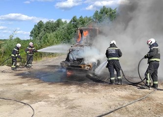 FOTO Požar u Turopolju: Bager u potpunosti izgorio!