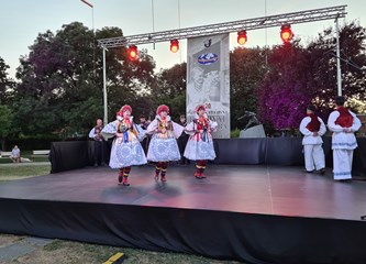 FOTO Otvoren 20. Međunarodni festival folklora: Pred goričkom publikom zaplesali Makedonci, Srbi, Hrvati... Reakcije su sjajne!